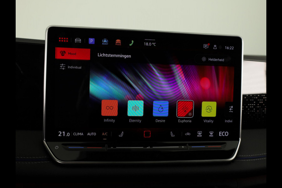 Volkswagen Tiguan 1.5 eHybrid R-Line Edition | 272 PK |Automaat (DSG) | Verlengde garantie | Navigatie | Panoramadak | Parkeersensoren (Park assist) | Rondomzicht 360 grade camera | Stoelverwarming | R-Line |