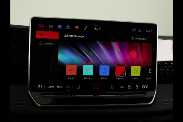 Volkswagen Tiguan 1.5 eHybrid R-Line Edition | 272 PK |Automaat (DSG) | Verlengde garantie | Navigatie | Panoramadak | Parkeersensoren (Park assist) | Rondomzicht 360 grade camera | Stoelverwarming | R-Line |