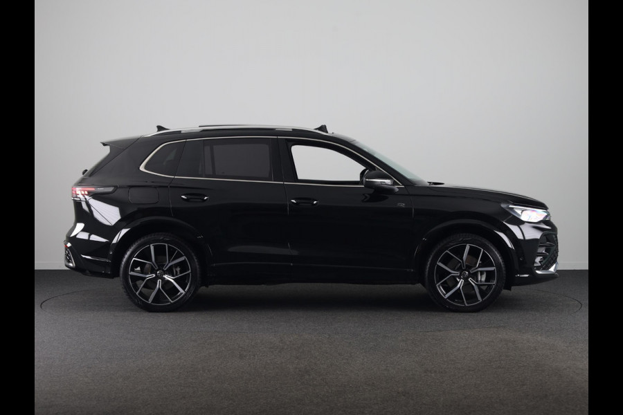 Volkswagen Tiguan 1.5 eHybrid R-Line Edition | 272 PK |Automaat (DSG) | Verlengde garantie | Navigatie | Panoramadak | Parkeersensoren (Park assist) | Rondomzicht 360 grade camera | Stoelverwarming | R-Line |