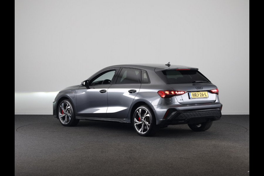 Audi A3 Sportback 45 TFSI e S edition Competition 272 pk S-tronic | Verlengde garantie | Navigatie | Parkeersensoren (Park assist) | Achteruitrijcamera | Stoelverwarming | S-Line |