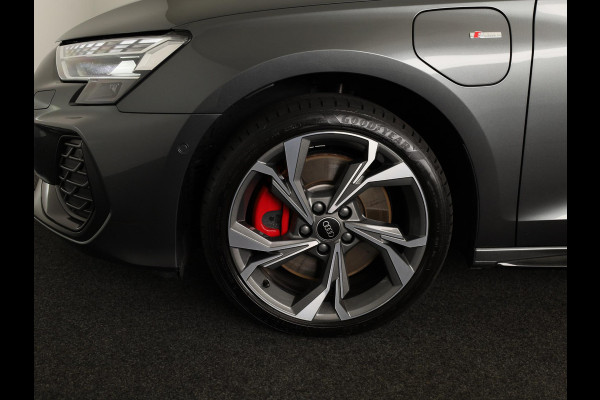 Audi A3 Sportback 45 TFSI e S edition Competition 272 pk S-tronic | Verlengde garantie | Navigatie | Parkeersensoren (Park assist) | Achteruitrijcamera | Stoelverwarming | S-Line |