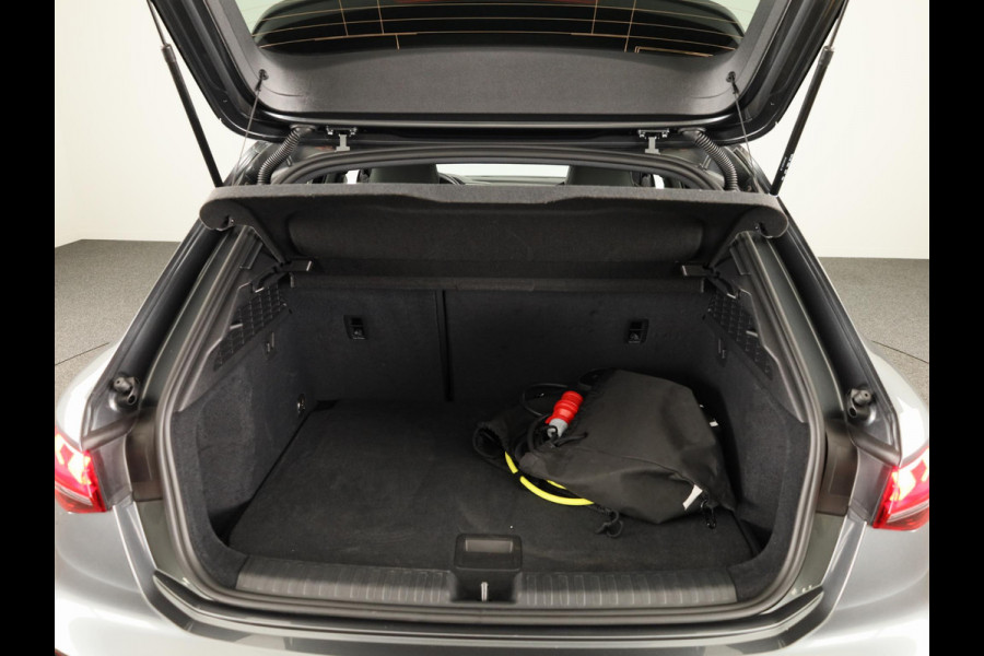 Audi A3 Sportback 45 TFSI e S edition Competition 272 pk S-tronic | Verlengde garantie | Navigatie | Parkeersensoren (Park assist) | Achteruitrijcamera | Stoelverwarming | S-Line |