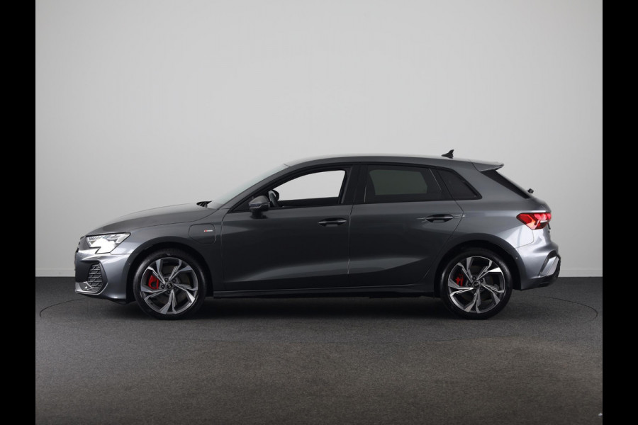Audi A3 Sportback 45 TFSI e S edition Competition 272 pk S-tronic | Verlengde garantie | Navigatie | Parkeersensoren (Park assist) | Achteruitrijcamera | Stoelverwarming | S-Line |