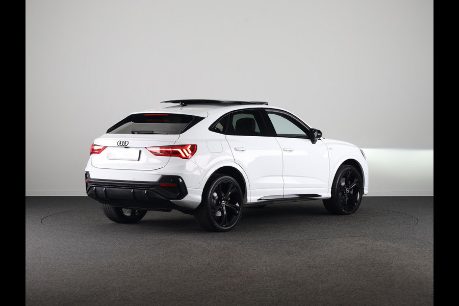 Audi Q3 Sportback 45 TFSI e S Edition 245 pk S-tronic | Navigatie | Panoramadak | Trekhaak (wegklapbaar) | Parkeersensoren (Park assist) | Achteruitrijcamera | Stoelverwarming | S-Line |