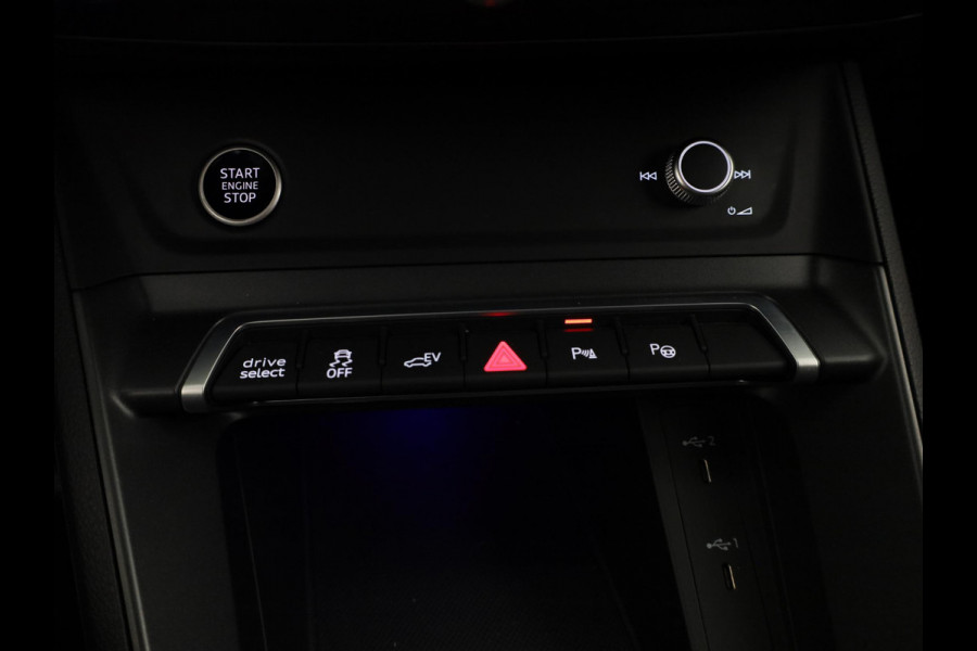 Audi Q3 Sportback 45 TFSI e S Edition 245 pk S-tronic | Navigatie | Panoramadak | Trekhaak (wegklapbaar) | Parkeersensoren (Park assist) | Achteruitrijcamera | Stoelverwarming | S-Line |