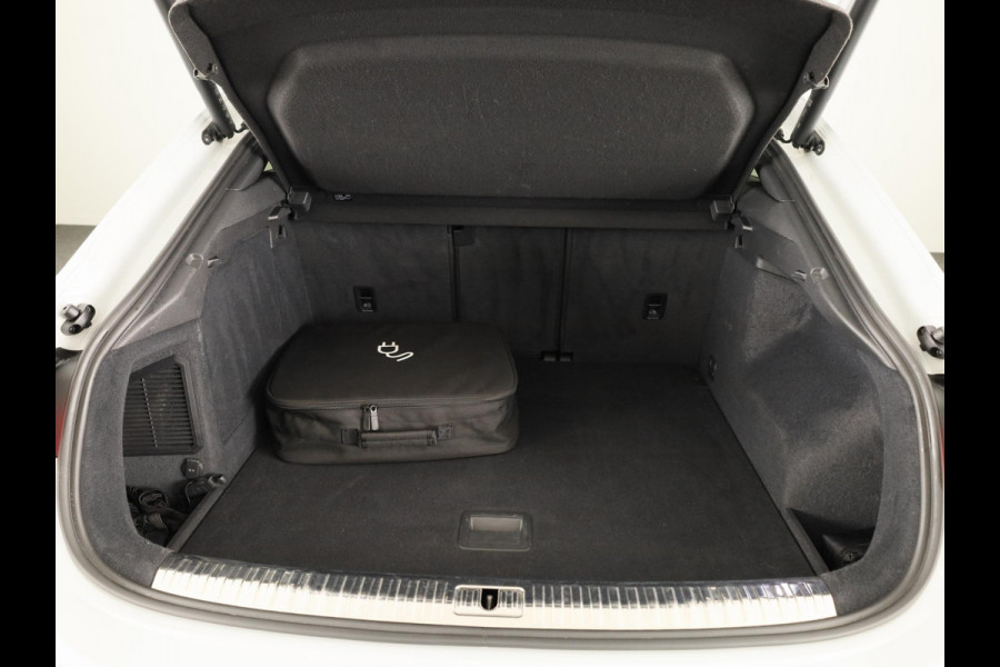 Audi Q3 Sportback 45 TFSI e S Edition 245 pk S-tronic | Navigatie | Panoramadak | Trekhaak (wegklapbaar) | Parkeersensoren (Park assist) | Achteruitrijcamera | Stoelverwarming | S-Line |