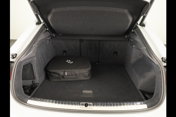 Audi Q3 Sportback 45 TFSI e S Edition 245 pk S-tronic | Navigatie | Panoramadak | Trekhaak (wegklapbaar) | Parkeersensoren (Park assist) | Achteruitrijcamera | Stoelverwarming | S-Line |