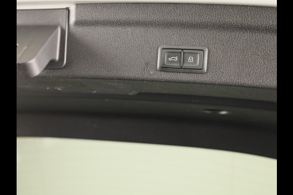 Audi Q3 Sportback 45 TFSI e S Edition 245 pk S-tronic | Navigatie | Panoramadak | Trekhaak (wegklapbaar) | Parkeersensoren (Park assist) | Achteruitrijcamera | Stoelverwarming | S-Line |