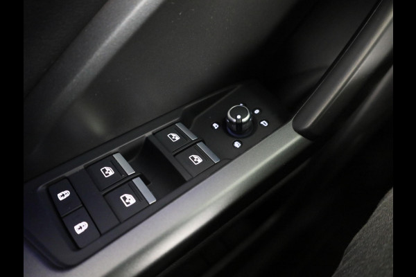Audi Q3 Sportback 45 TFSI e S Edition 245 pk S-tronic | Navigatie | Panoramadak | Trekhaak (wegklapbaar) | Parkeersensoren (Park assist) | Achteruitrijcamera | Stoelverwarming | S-Line |