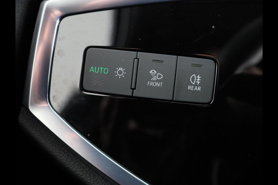 Audi Q3 45 TFSI e S edition 245pk | Navigatie | Stoelverwarming | 19 inch lichtmetalen velgen | 3 spaak afgevlakt stuurwiel