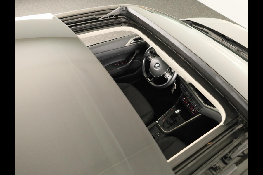 Volkswagen Polo 1.0 TSI Comfortline 95 PK DSG | Navigatie | Panorama dak | Parkeersensoren voor en achter | LM velgen |