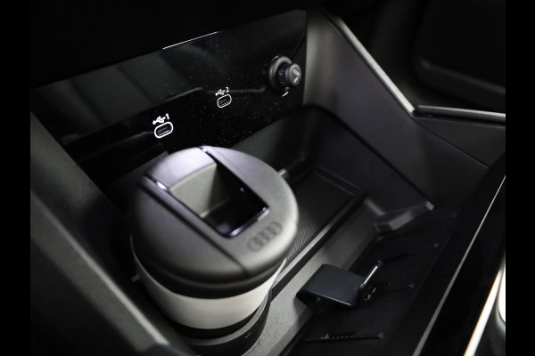 Audi Q6 e-tron S edition 83 kWh | 360 Camera | Panoramadak | Bijrijdersscherm | Privacy Glass | Alarm klasse 5 |