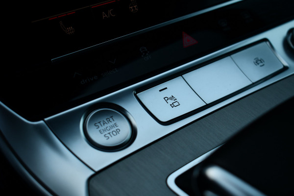 Audi A6 Avant 55 TFSI e quattro Competition Pano HUD ACC 360 Trekh Adp-demping