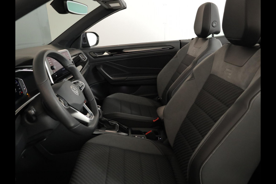 Volkswagen T-Roc Cabrio 1.5 TSI R-Line 150 pk Automaat (DSG) | Navigatie | Trekhaak (afneembaar) | Parkeersensoren (Park assist) | Achteruitrijcamera | Windscherm | Stoel/stuur verwarming | R-Line |