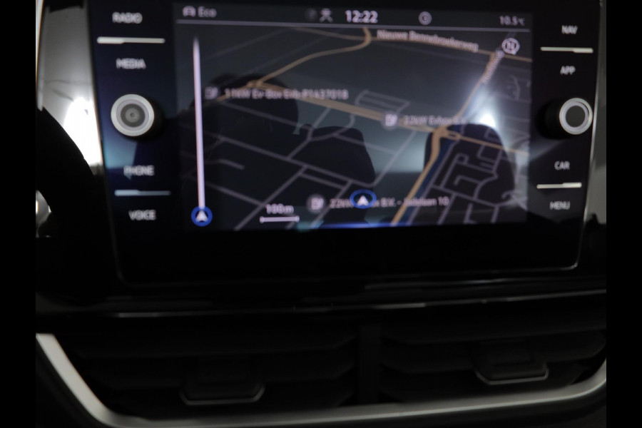 Volkswagen T-Roc Cabrio 1.5 TSI R-Line 150 pk Automaat (DSG) | Navigatie | Trekhaak (afneembaar) | Parkeersensoren (Park assist) | Achteruitrijcamera | Windscherm | Stoel/stuur verwarming | R-Line |