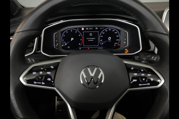Volkswagen T-Roc Cabrio 1.5 TSI R-Line 150 pk Automaat (DSG) | Navigatie | Trekhaak (afneembaar) | Parkeersensoren (Park assist) | Achteruitrijcamera | Windscherm | Stoel/stuur verwarming | R-Line |