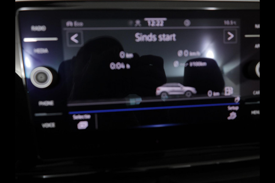 Volkswagen T-Roc Cabrio 1.5 TSI R-Line 150 pk Automaat (DSG) | Navigatie | Trekhaak (afneembaar) | Parkeersensoren (Park assist) | Achteruitrijcamera | Windscherm | Stoel/stuur verwarming | R-Line |