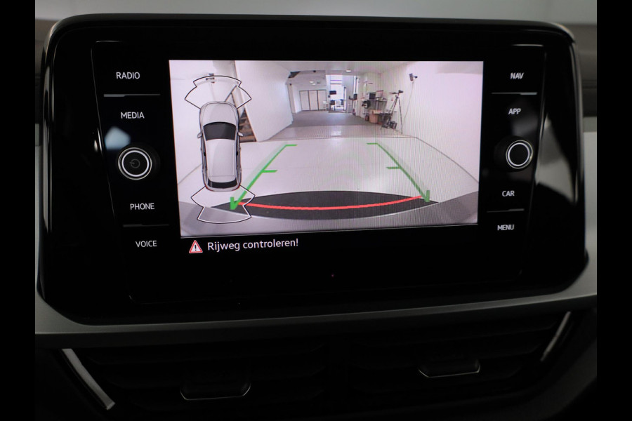 Volkswagen T-Roc Cabrio 1.5 TSI R-Line 150 pk Automaat (DSG) | Navigatie | Trekhaak (afneembaar) | Parkeersensoren (Park assist) | Achteruitrijcamera | Windscherm | Stoel/stuur verwarming | R-Line |