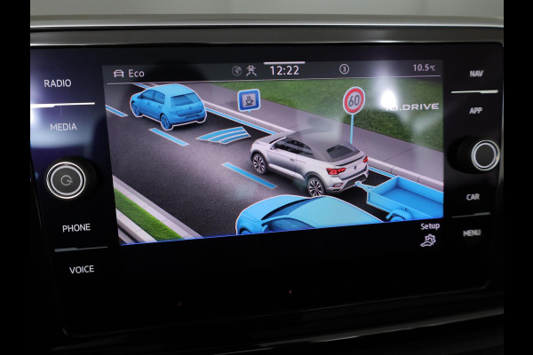 Volkswagen T-Roc Cabrio 1.5 TSI R-Line 150 pk Automaat (DSG) | Navigatie | Trekhaak (afneembaar) | Parkeersensoren (Park assist) | Achteruitrijcamera | Windscherm | Stoel/stuur verwarming | R-Line |