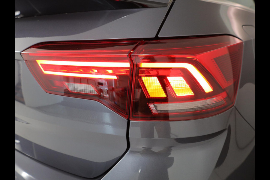 Volkswagen T-Roc Cabrio 1.5 TSI R-Line 150 pk Automaat (DSG) | Navigatie | Trekhaak (afneembaar) | Parkeersensoren (Park assist) | Achteruitrijcamera | Windscherm | Stoel/stuur verwarming | R-Line |