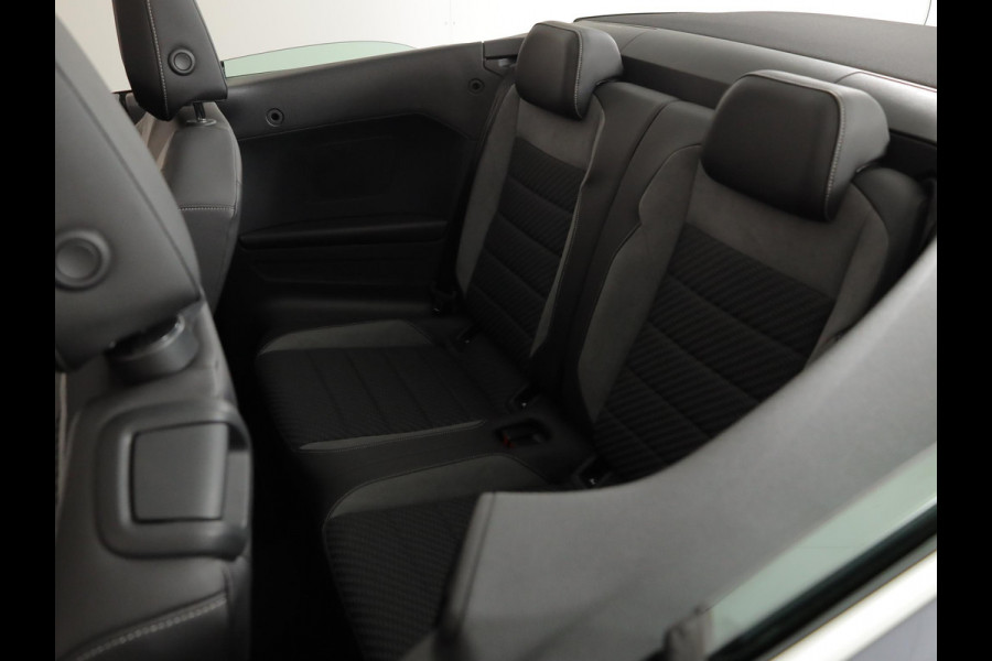 Volkswagen T-Roc Cabrio 1.5 TSI R-Line 150 pk Automaat (DSG) | Navigatie | Trekhaak (afneembaar) | Parkeersensoren (Park assist) | Achteruitrijcamera | Windscherm | Stoel/stuur verwarming | R-Line |