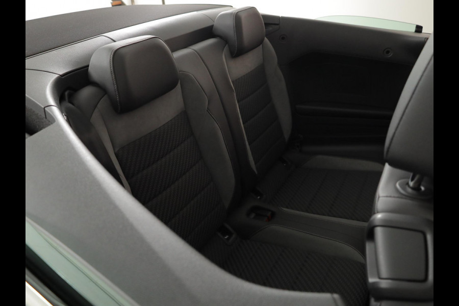 Volkswagen T-Roc Cabrio 1.5 TSI R-Line 150 pk Automaat (DSG) | Navigatie | Trekhaak (afneembaar) | Parkeersensoren (Park assist) | Achteruitrijcamera | Windscherm | Stoel/stuur verwarming | R-Line |