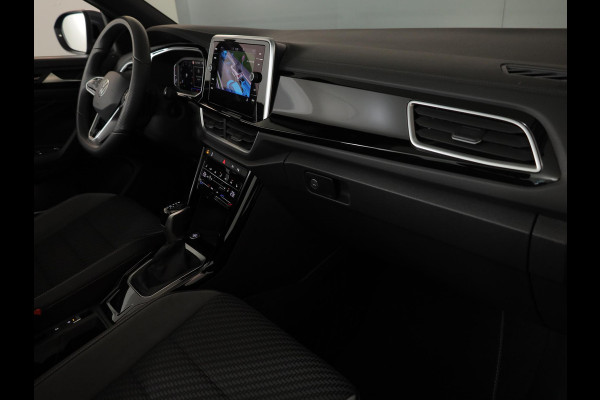 Volkswagen T-Roc Cabrio 1.5 TSI R-Line 150 pk Automaat (DSG) | Navigatie | Trekhaak (afneembaar) | Parkeersensoren (Park assist) | Achteruitrijcamera | Windscherm | Stoel/stuur verwarming | R-Line |