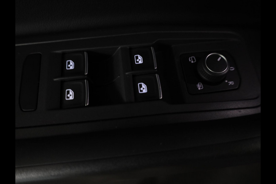 Volkswagen T-Roc Cabrio 1.5 TSI R-Line 150 pk Automaat (DSG) | Navigatie | Trekhaak (afneembaar) | Parkeersensoren (Park assist) | Achteruitrijcamera | Windscherm | Stoel/stuur verwarming | R-Line |