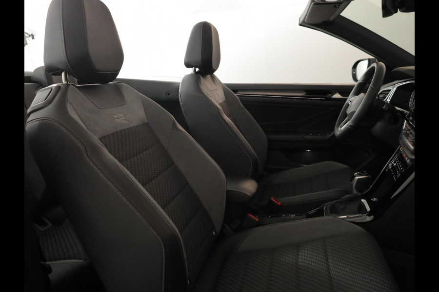 Volkswagen T-Roc Cabrio 1.5 TSI R-Line 150 pk Automaat (DSG) | Navigatie | Trekhaak (afneembaar) | Parkeersensoren (Park assist) | Achteruitrijcamera | Windscherm | Stoel/stuur verwarming | R-Line |