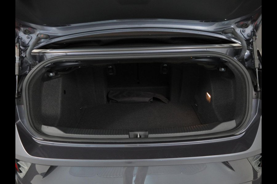 Volkswagen T-Roc Cabrio 1.5 TSI R-Line 150 pk Automaat (DSG) | Navigatie | Trekhaak (afneembaar) | Parkeersensoren (Park assist) | Achteruitrijcamera | Windscherm | Stoel/stuur verwarming | R-Line |