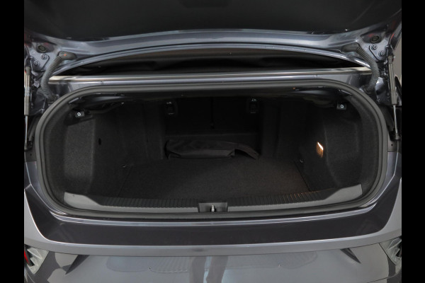 Volkswagen T-Roc Cabrio 1.5 TSI R-Line 150 pk Automaat (DSG) | Navigatie | Trekhaak (afneembaar) | Parkeersensoren (Park assist) | Achteruitrijcamera | Windscherm | Stoel/stuur verwarming | R-Line |