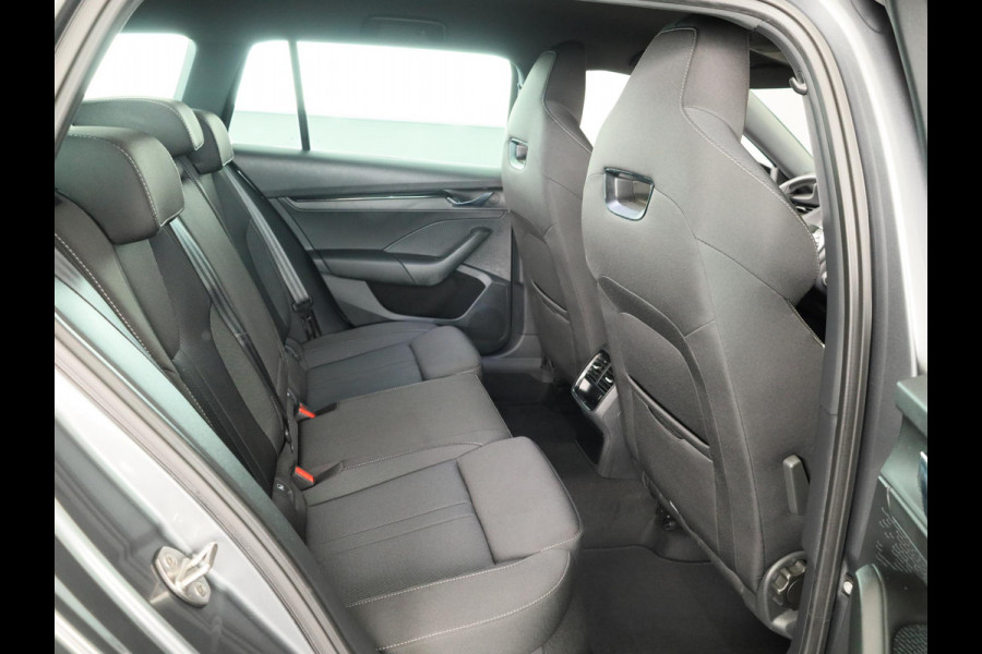 Škoda Octavia Combi 1.5 e-TSI Sport Business 150pk DSG | Parkeersensoren voor en achter | Navigatie | Sportstoelen |