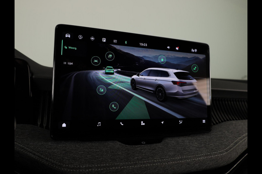 Škoda Superb Combi Business Edition 1.5 MHEV 150pk DSG-7 | Navigatie | Parkeercamera | Verwarmbare voorstoelen en achterbank | 18 inch Lichtmetalen velgen | Verlengde garantie