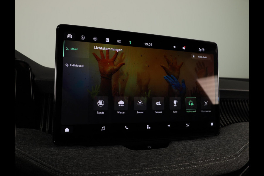 Škoda Superb Combi Business Edition 1.5 MHEV 150pk DSG-7 | Navigatie | Parkeercamera | Verwarmbare voorstoelen en achterbank | 18 inch Lichtmetalen velgen | Verlengde garantie