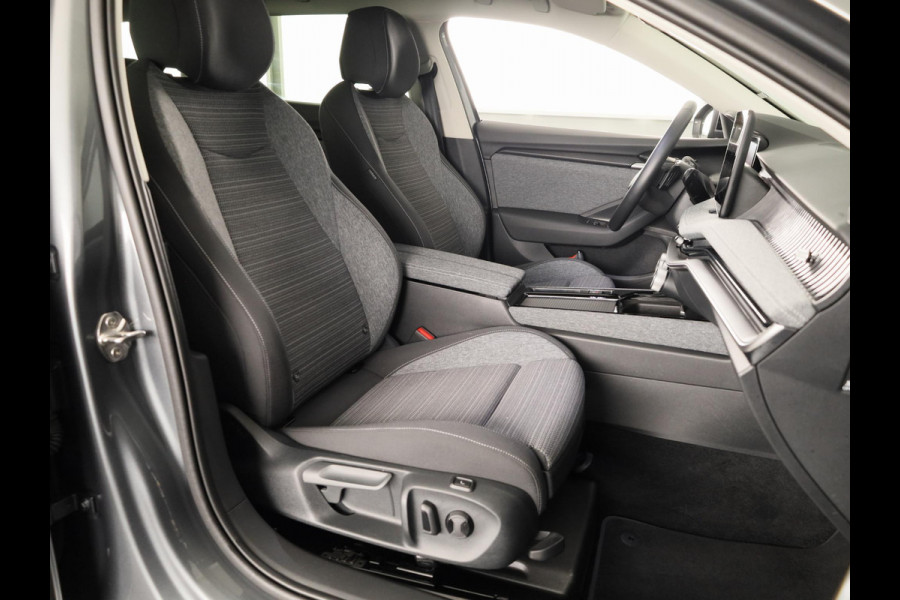 Škoda Superb Combi Business Edition 1.5 MHEV 150pk DSG-7 | Navigatie | Parkeercamera | Verwarmbare voorstoelen en achterbank | 18 inch Lichtmetalen velgen | Verlengde garantie