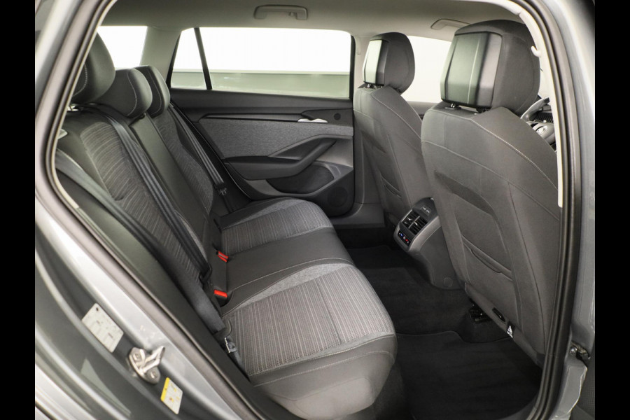 Škoda Superb Combi Business Edition 1.5 MHEV 150pk DSG-7 | Navigatie | Parkeercamera | Verwarmbare voorstoelen en achterbank | 18 inch Lichtmetalen velgen | Verlengde garantie
