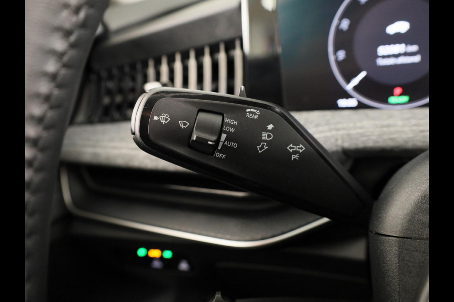 Škoda Superb Combi Business Edition 1.5 MHEV 150pk DSG-7 | Navigatie | Parkeercamera | Verwarmbare voorstoelen en achterbank | 18 inch Lichtmetalen velgen | Verlengde garantie