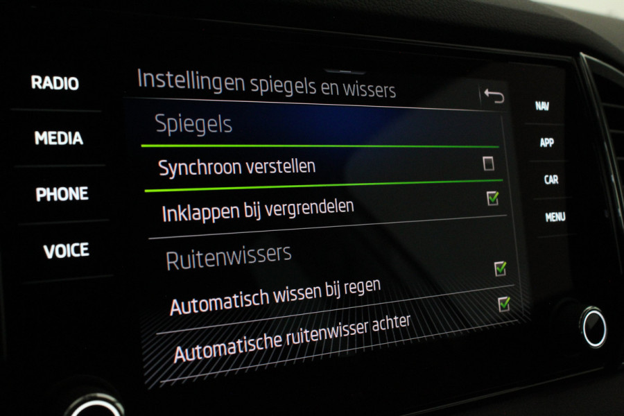 Škoda Karoq 1.5 TSI ACT Style > Camera/Trekhaak/ACC/Stoelverwarming/All season banden...