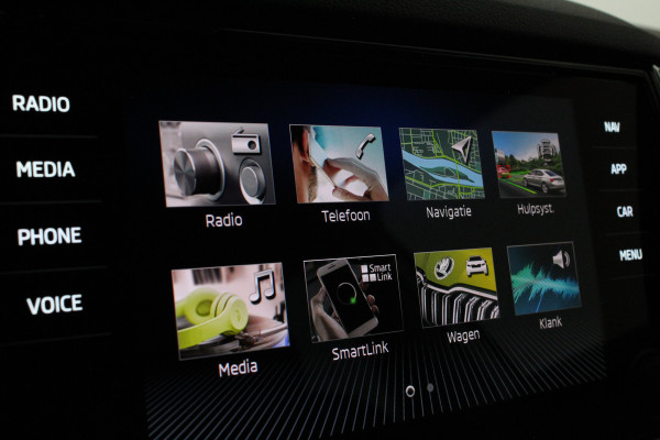 Škoda Karoq 1.5 TSI ACT Style > Camera/Trekhaak/ACC/Stoelverwarming/All season banden...