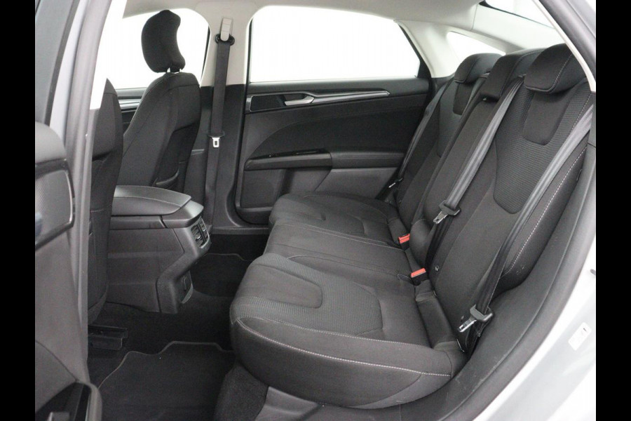 Ford Mondeo 2.0 IVCT HEV Titanium | Stoelverwarming | Carplay | Keyless | Navigatie | Climate control | Parkeerhulp | Cruise control | Bluetooth | DAB | Verwarmde voorruit