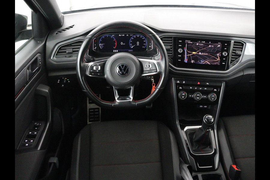 Volkswagen T-Roc 1.5 TSI Sport | Trekhaak | Virtual Cockpit | Carplay | Full LED | Adaptive cruise | Navigatie | Climate control | Parkeerhulp | Bluetooth | 17'' | Getint glas