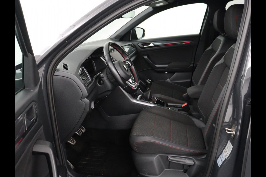 Volkswagen T-Roc 1.5 TSI Sport | Trekhaak | Virtual Cockpit | Carplay | Full LED | Adaptive cruise | Navigatie | Climate control | Parkeerhulp | Bluetooth | 17'' | Getint glas