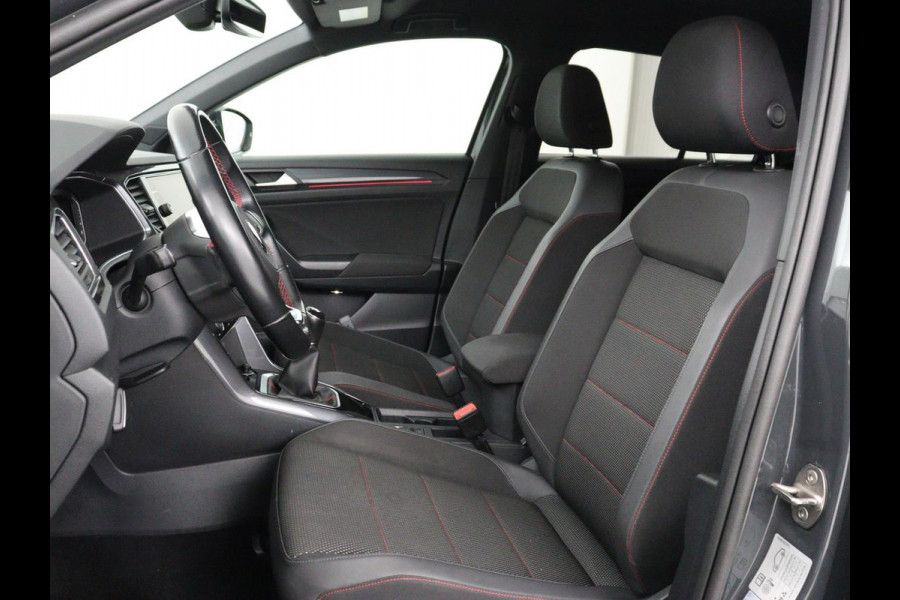 Volkswagen T-Roc 1.5 TSI Sport | Trekhaak | Virtual Cockpit | Carplay | Full LED | Adaptive cruise | Navigatie | Climate control | Parkeerhulp | Bluetooth | 17'' | Getint glas