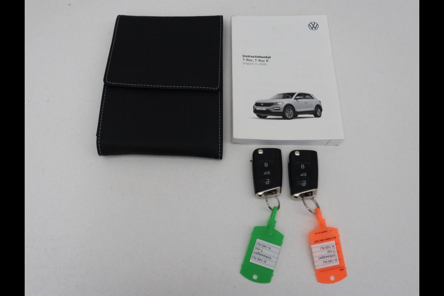 Volkswagen T-Roc 1.5 TSI Sport | Trekhaak | Virtual Cockpit | Carplay | Full LED | Adaptive cruise | Navigatie | Climate control | Parkeerhulp | Bluetooth | 17'' | Getint glas