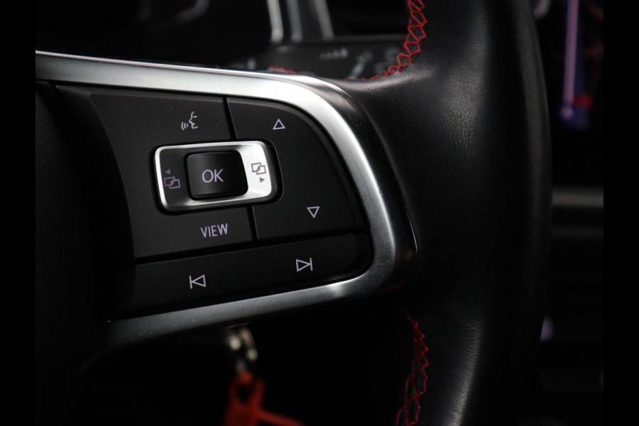 Volkswagen T-Roc 1.5 TSI Sport | Trekhaak | Virtual Cockpit | Carplay | Full LED | Adaptive cruise | Navigatie | Climate control | Parkeerhulp | Bluetooth | 17'' | Getint glas