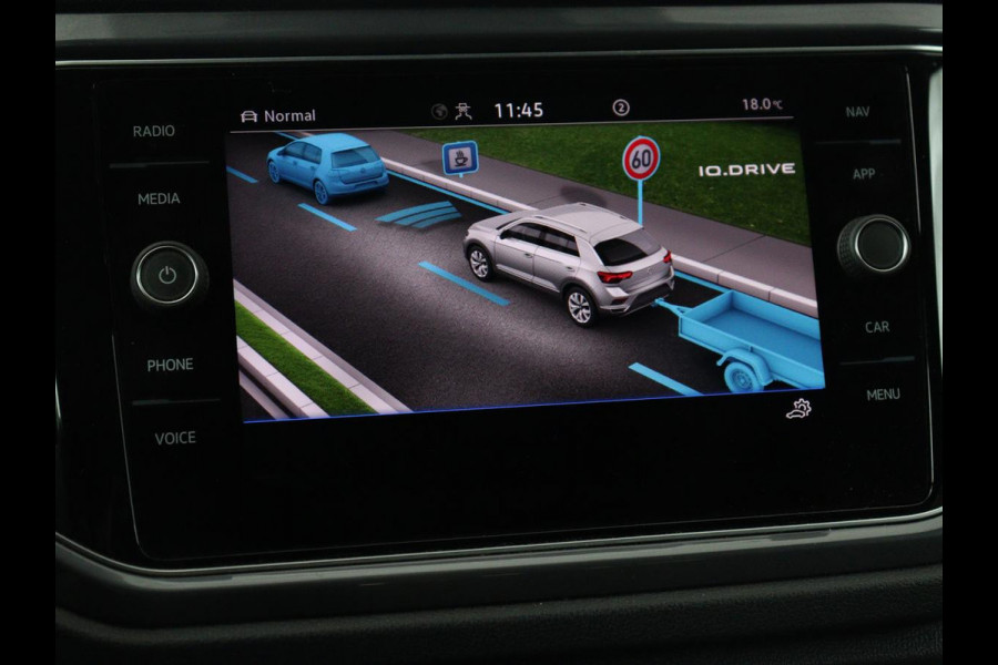 Volkswagen T-Roc 1.5 TSI Sport | Trekhaak | Virtual Cockpit | Carplay | Full LED | Adaptive cruise | Navigatie | Climate control | Parkeerhulp | Bluetooth | 17'' | Getint glas