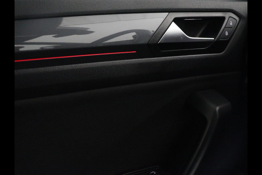 Volkswagen T-Roc 1.5 TSI Sport | Trekhaak | Virtual Cockpit | Carplay | Full LED | Adaptive cruise | Navigatie | Climate control | Parkeerhulp | Bluetooth | 17'' | Getint glas