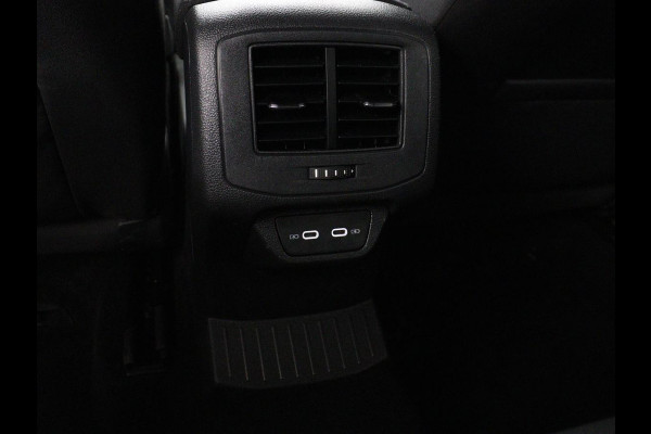 Volkswagen T-Roc 1.5 TSI Sport | Trekhaak | Virtual Cockpit | Carplay | Full LED | Adaptive cruise | Navigatie | Climate control | Parkeerhulp | Bluetooth | 17'' | Getint glas