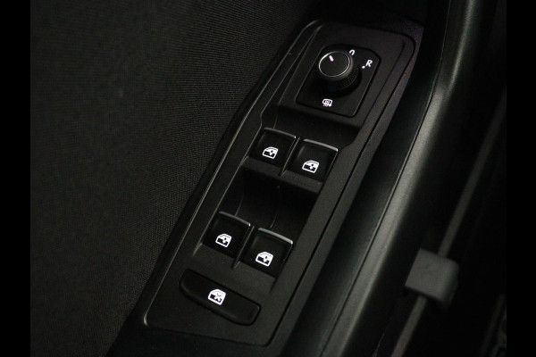 Volkswagen T-Roc 1.5 TSI Sport | Trekhaak | Virtual Cockpit | Carplay | Full LED | Adaptive cruise | Navigatie | Climate control | Parkeerhulp | Bluetooth | 17'' | Getint glas