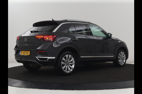 Volkswagen T-Roc 1.5 TSI Sport | Trekhaak | Virtual Cockpit | Carplay | Full LED | Adaptive cruise | Navigatie | Climate control | Parkeerhulp | Bluetooth | 17'' | Getint glas